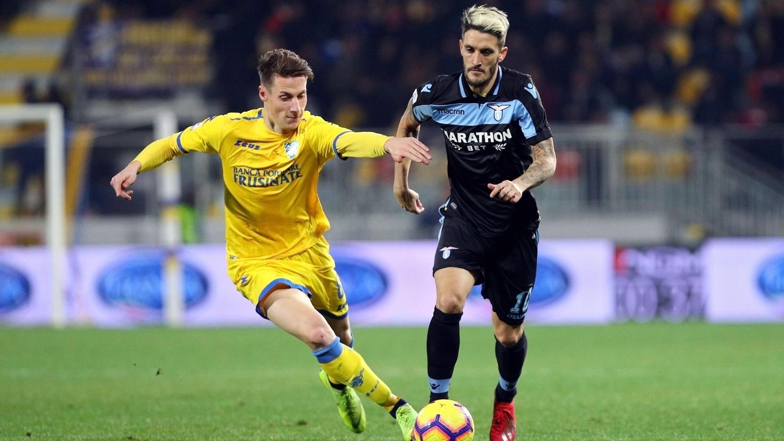 Luis Alberto, perseguido por Piamonti, en el Frosinone-Lazio.