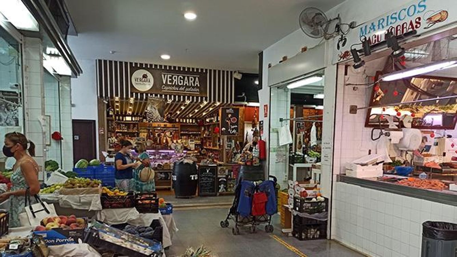 Interior del Mercado de Abastos de Lucena.