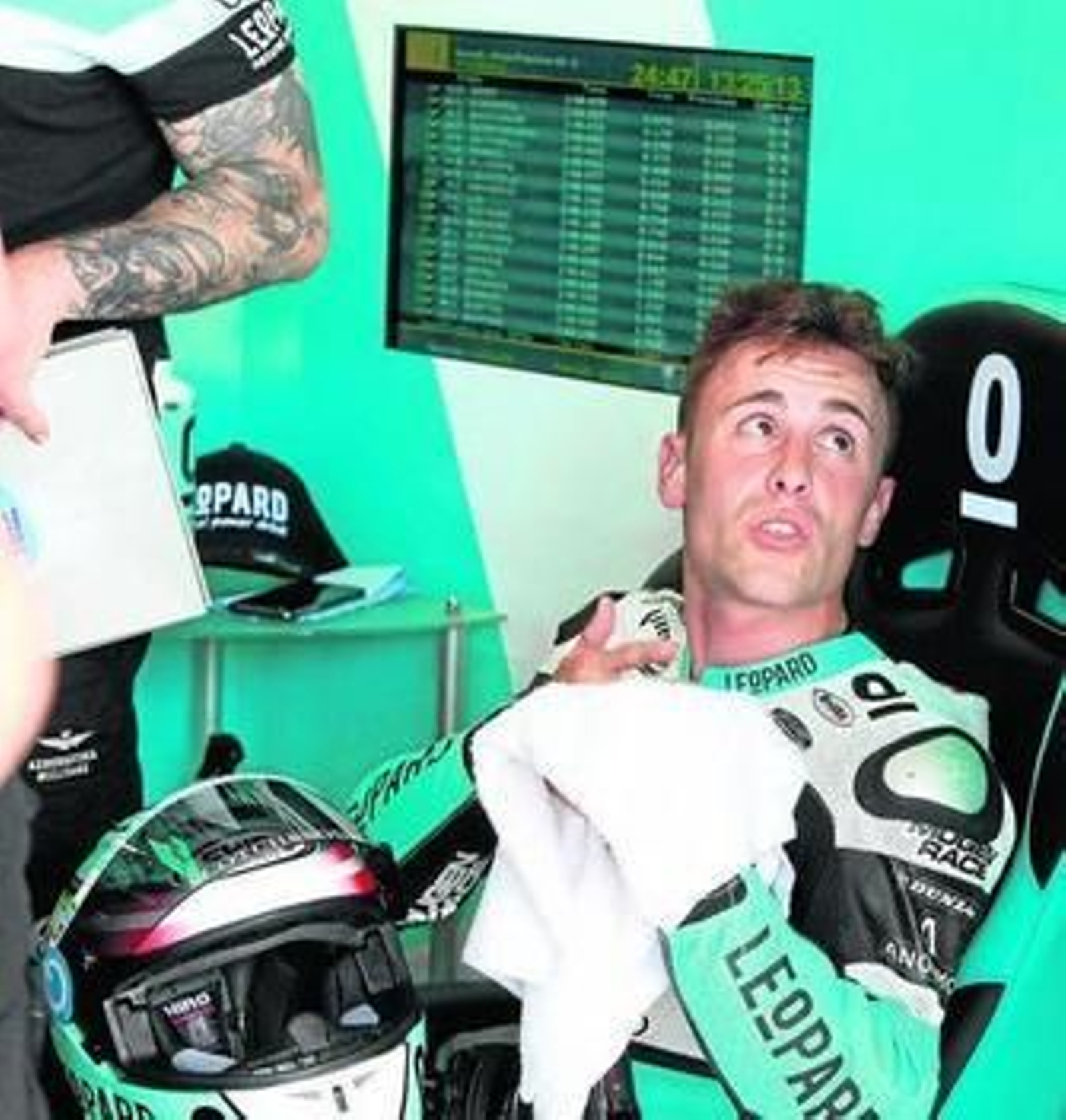 Efrén Vázquez se seca el sudor con una toalla. Las altas temperaturas hicieron mella en los pilotos.