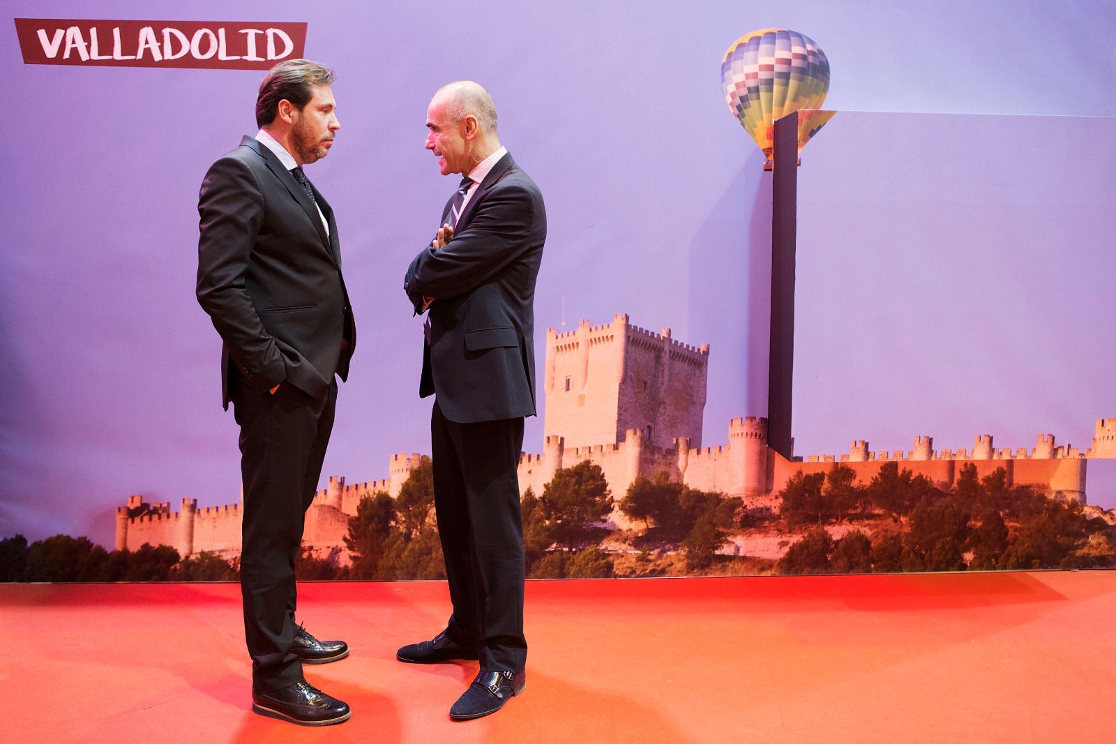 El delegado Antonio Muñoz conversa con el alcalde de Valladolid, Óscar Puente, en Fitur.