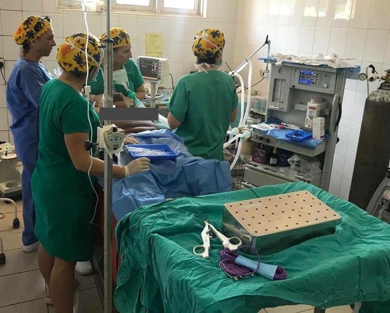 Uno de los quirófanos del hospital africano con personal del Virgen del Rocío.