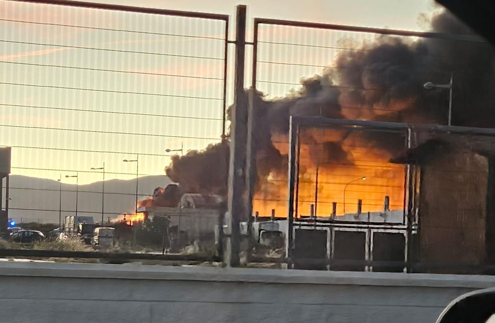 Las imágenes del incendio de la planta de reciclaje en Almería