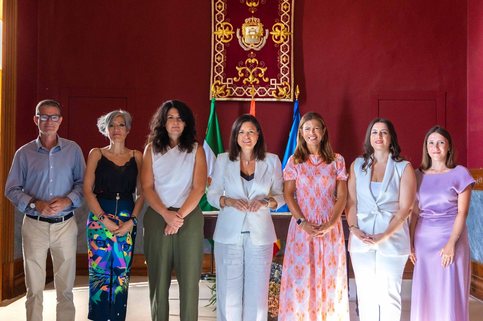 La alcaldesa y varios de sus concejales, dando la bienvenida a las nuevas incorporaciones.