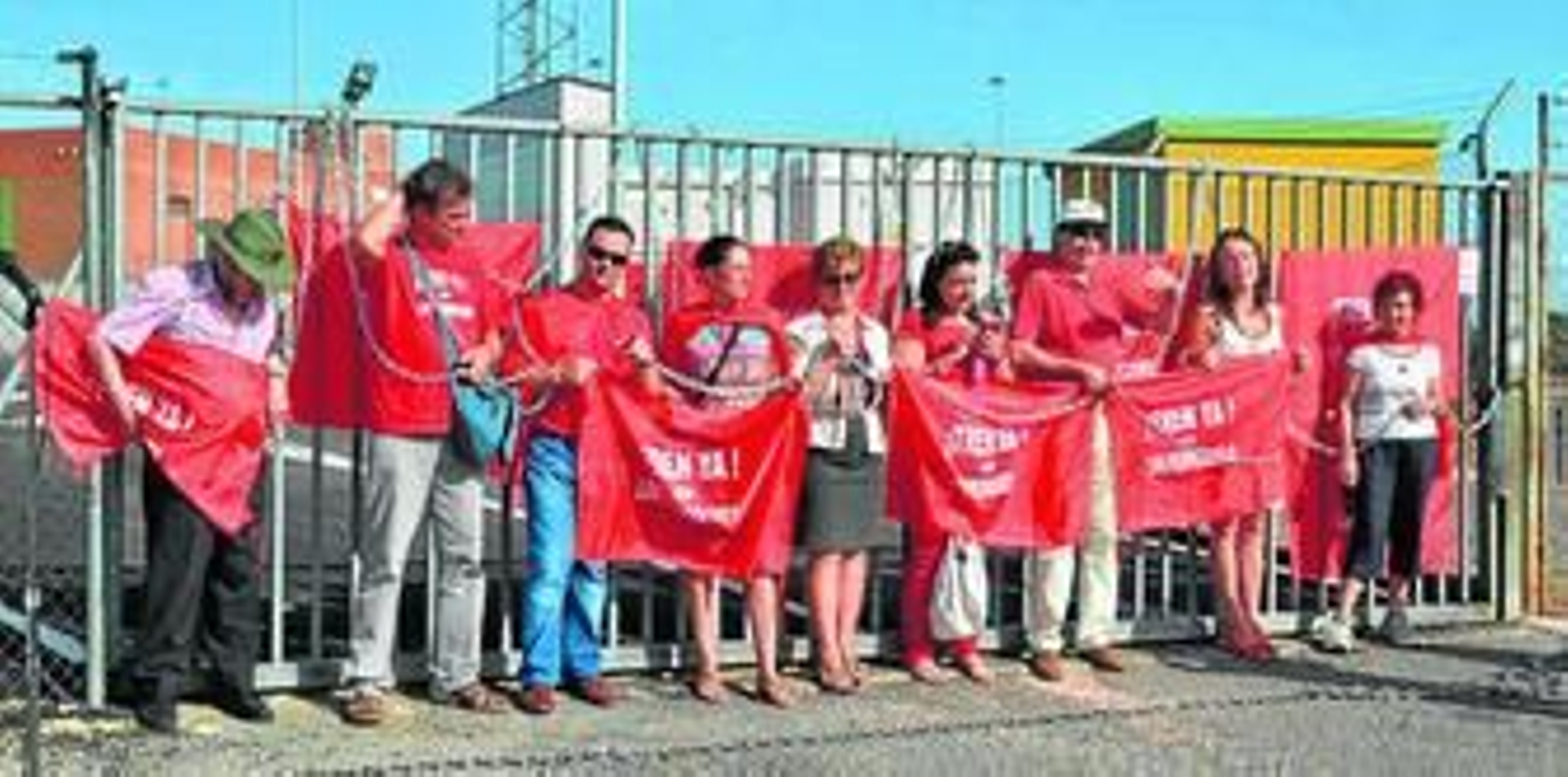 El alcalde de Villanueva de Córdoba, Francisco Javier Arenas, junto a otros manifestantes.