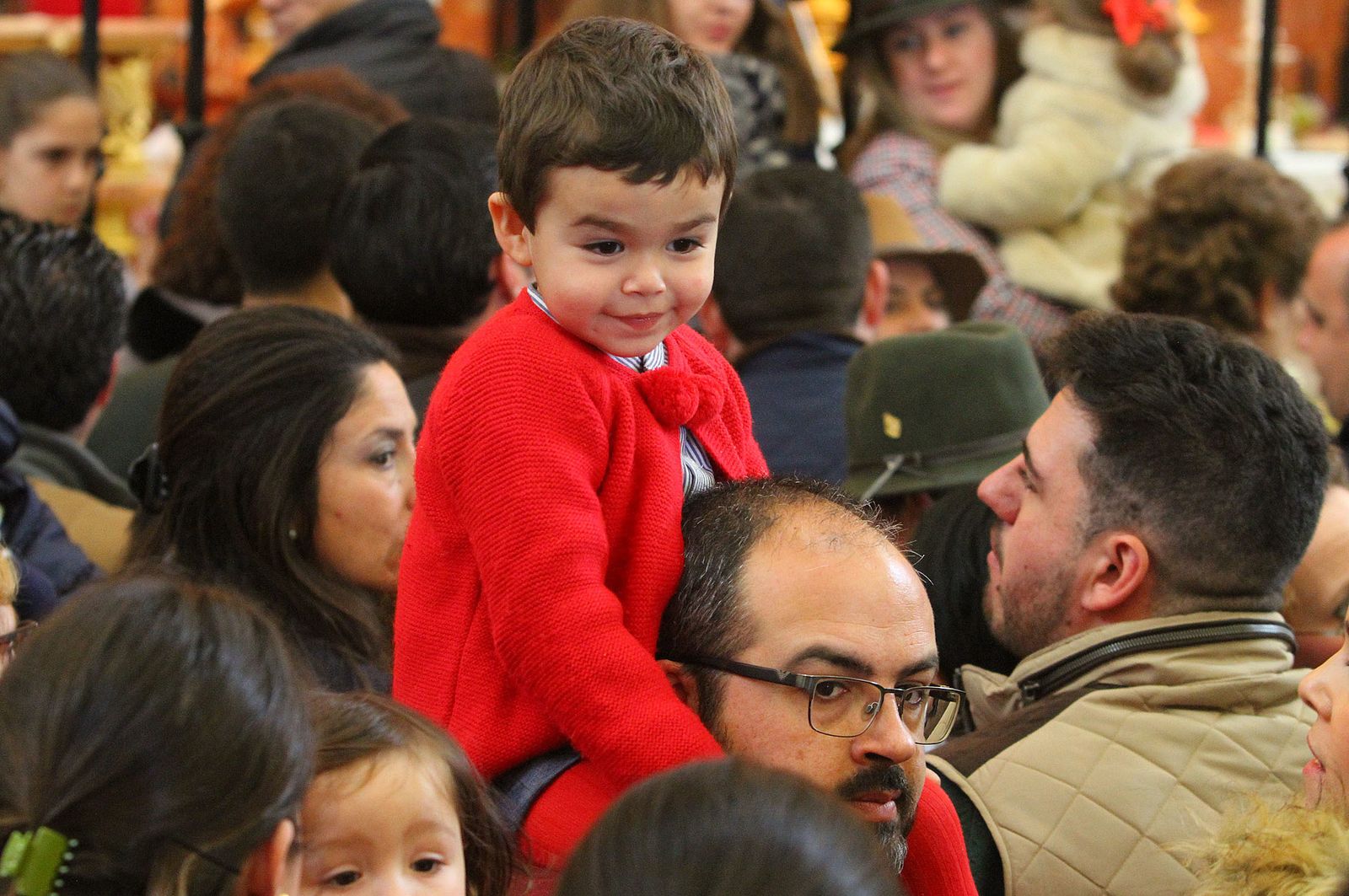 El Rocío celebra La Candelaria con la presentación de los niños a la Virgen, en imágenes