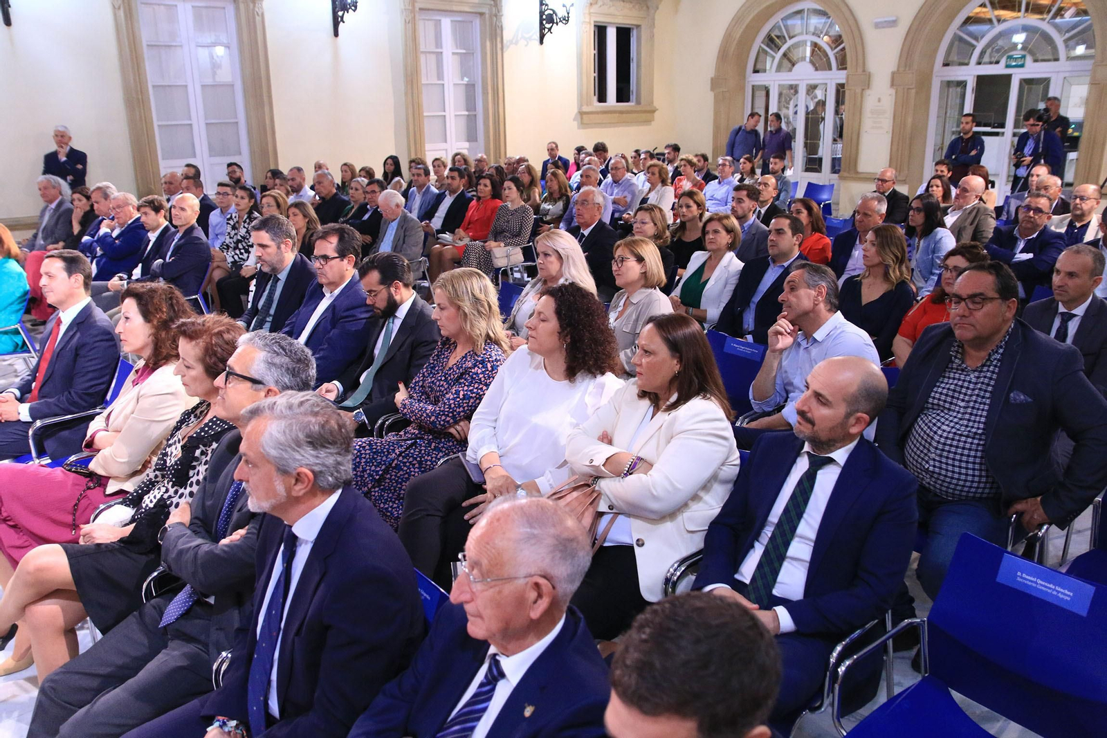 La diputación impone el Escudo de la Provincia a Pedro Caparrós