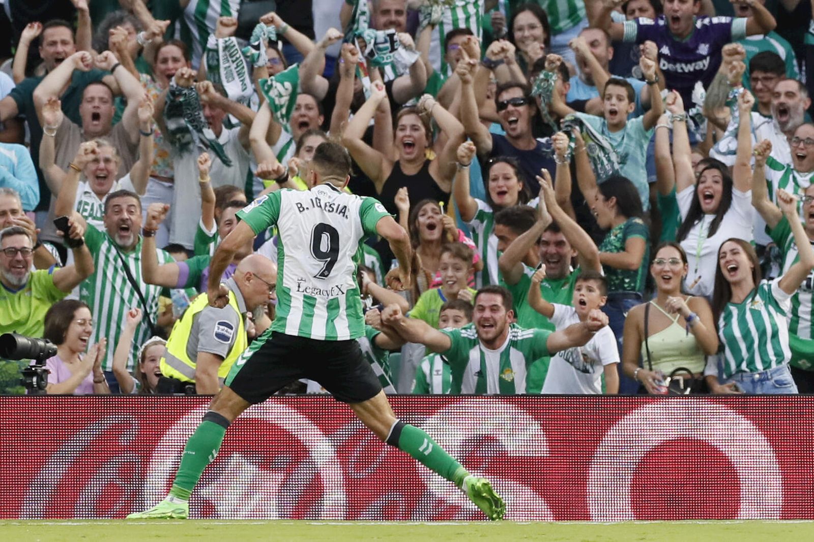 Borja Iglesias celebra uno de sus goles de esta temporada en el Benito Villamarín.
