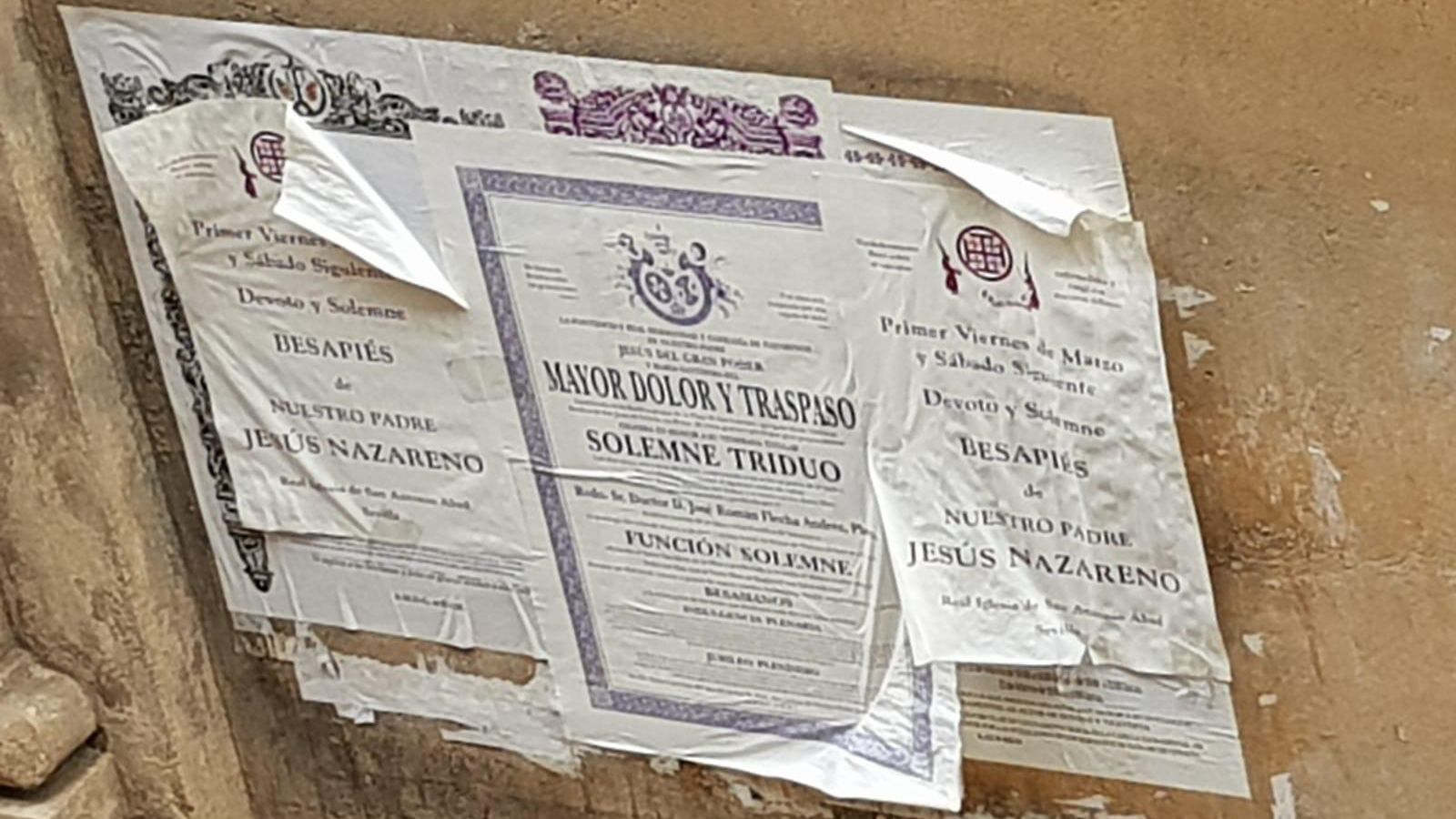 Convocatorias de culto en el  muro de un templo