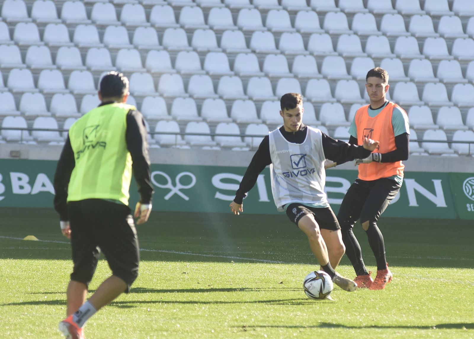 El regreso al trabajo del Córdoba CF tras el parón navideño, en imágenes