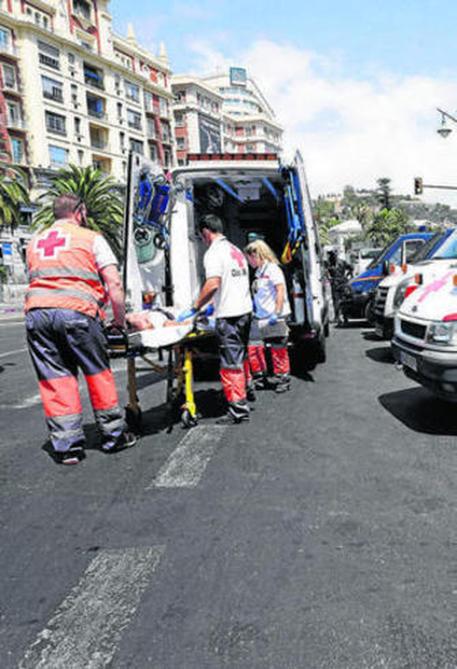Una ambulancia traslada a una persona ayer en la Feria de Málaga.