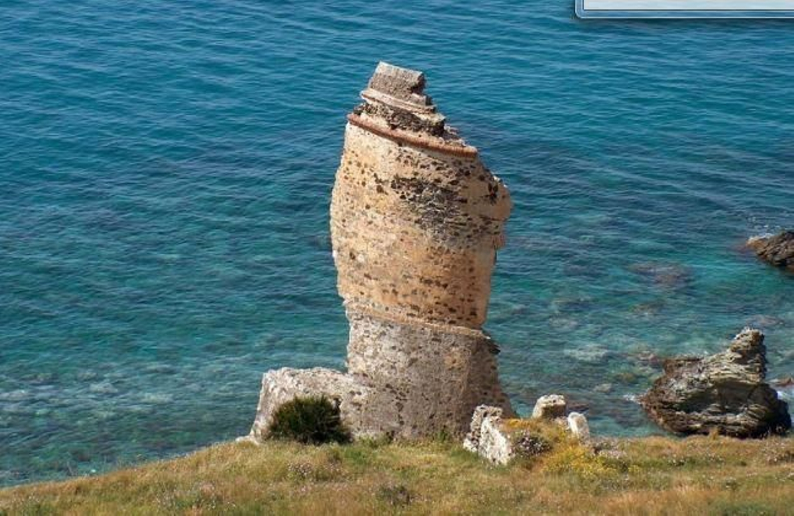La Torre de la Miel, en Nerja. La Torre de la Miel, en Nerja.