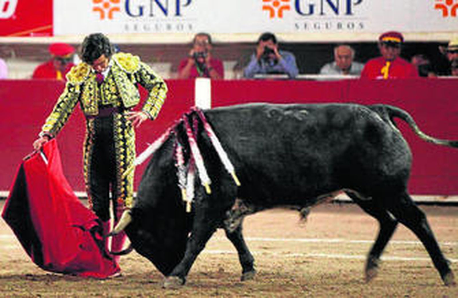 Morante, en un derechazo a su último toro, al que cortó una oreja.