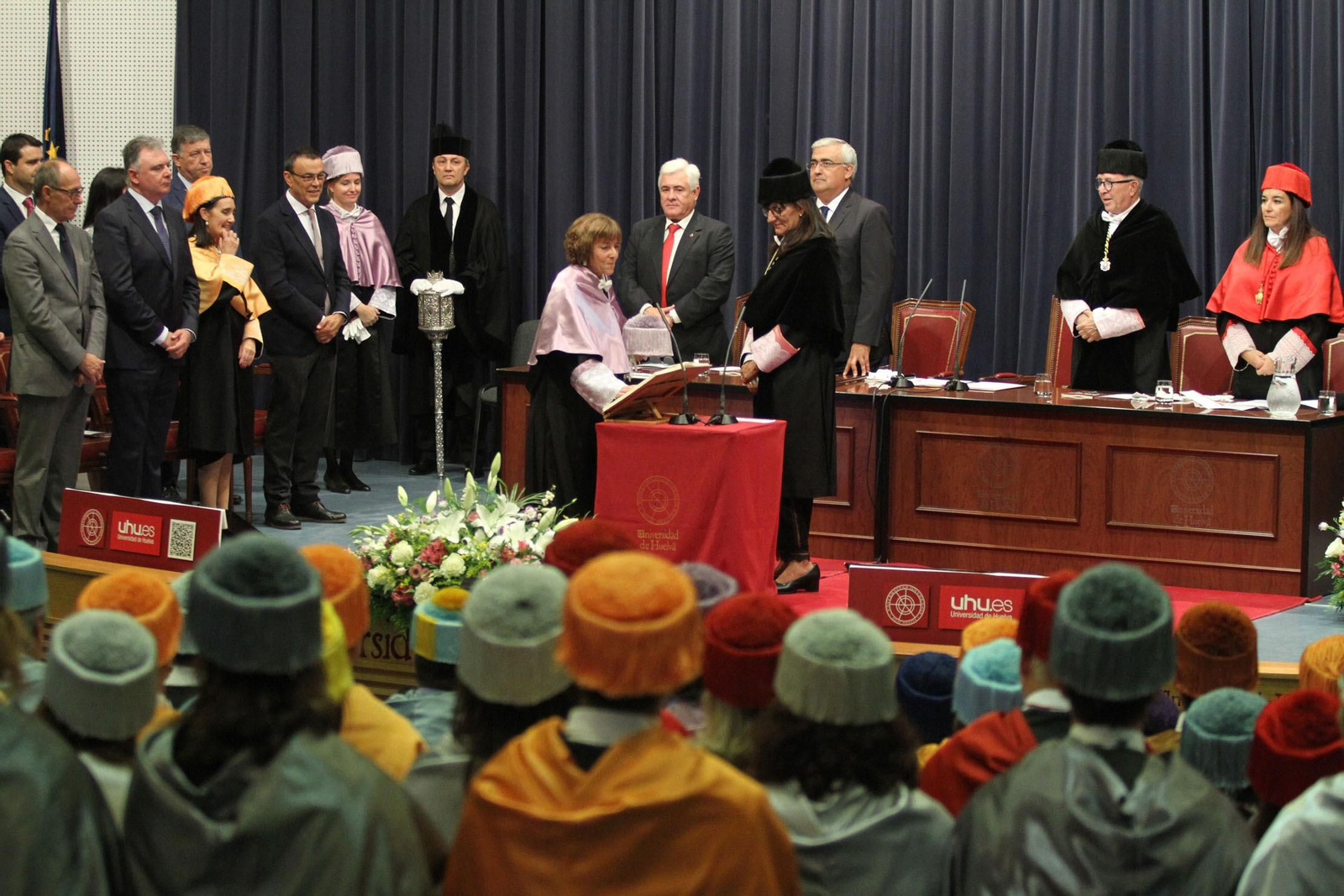 La rectora, María Antonia Peña, recibe a los nuevos doctores de la Universidad de Huelva durante la ceremonia de investidura que abrió ayer el acto solemne de apertura del curso.