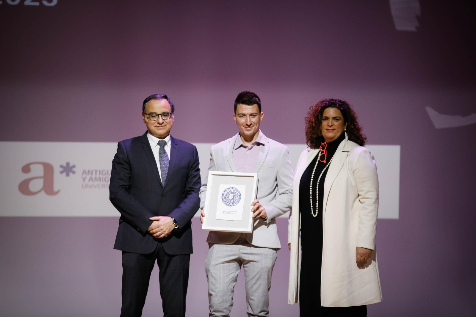 Imágenes del acto de reconocimiento a antiguos alumnos y amigos de honor en la UAL