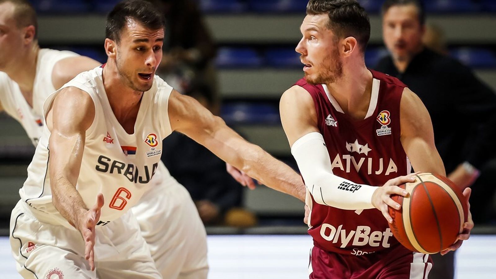 El serbio Dangubic defiende a Dairis bertans.