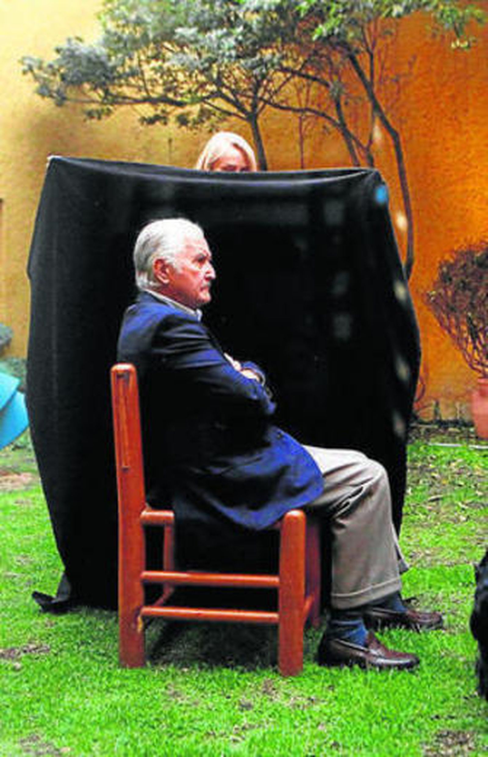 1 y 2. Imágenes sencillas y bellas cargadas de simbolismo. Borges, Cortázar, Vargas Llosa, Semprún, Alberti, Benedetti, Cela, Saramago... 3. Mordzinski ha inmortalizado a lo más granado de las letras hispanoamericanas en actitudes mundanas. 4. Andrés Neuman participó en la inauguración./ fotos: pepe villoslada.