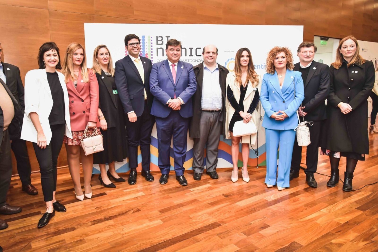 Foto de familia en la presentación de 'Binómico', en Argentina.