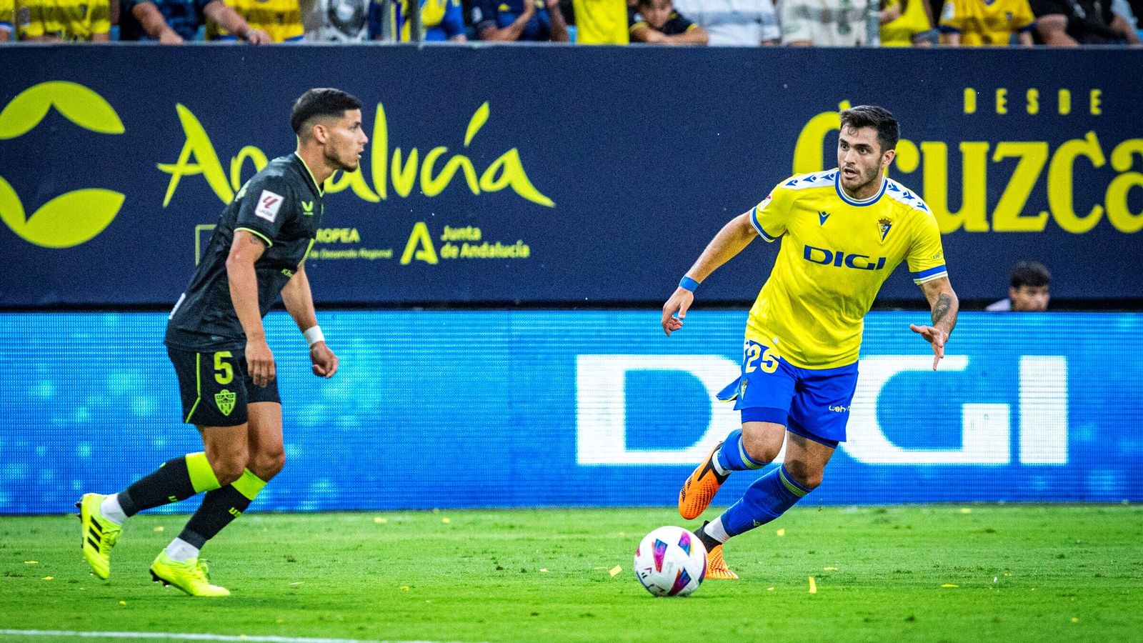 Robertone da un pase ante la presión de Maxi Gómez