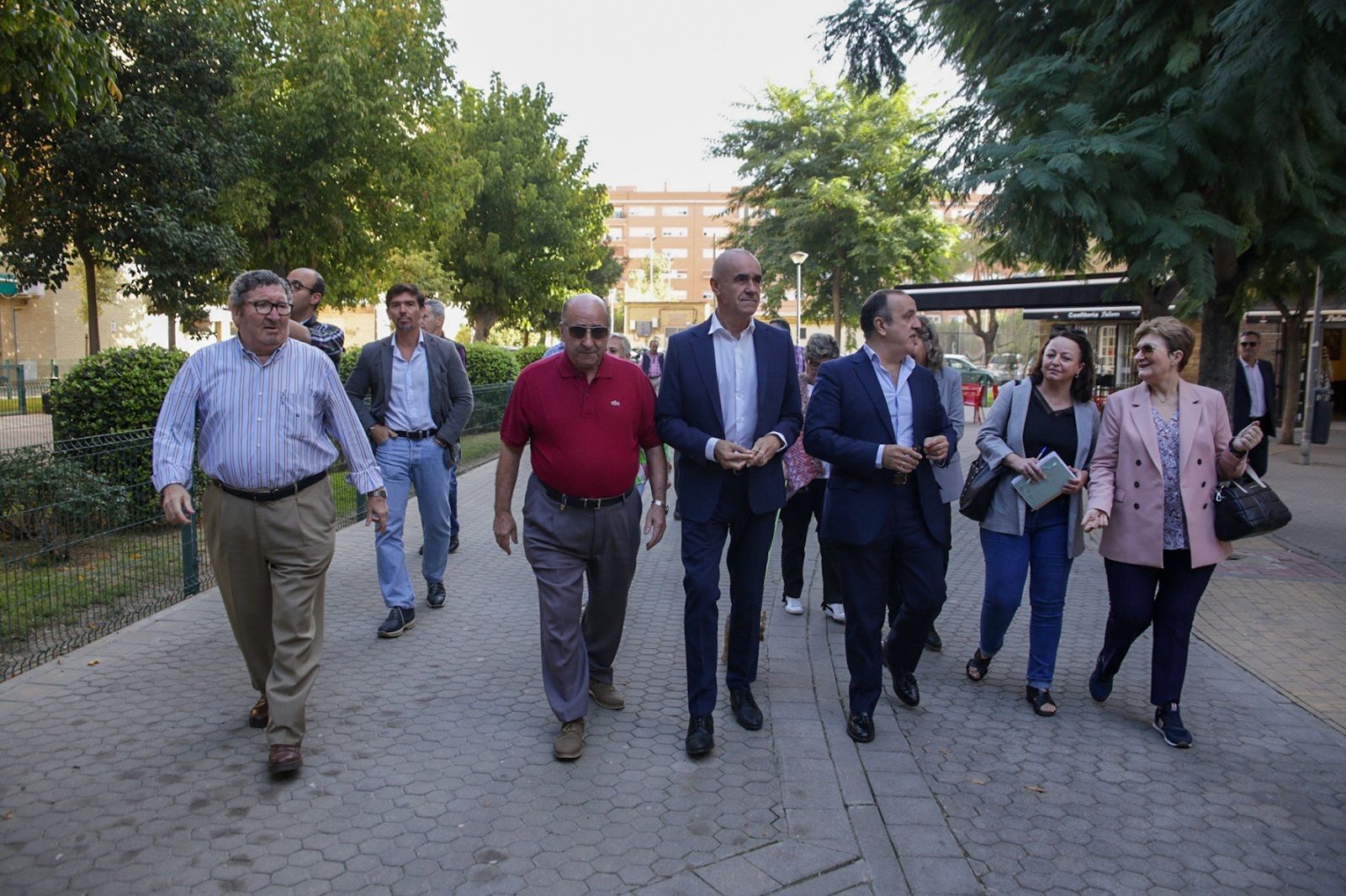 Visita de Antonio Muñoz a los barrios de Tartessos y San José Obrero.