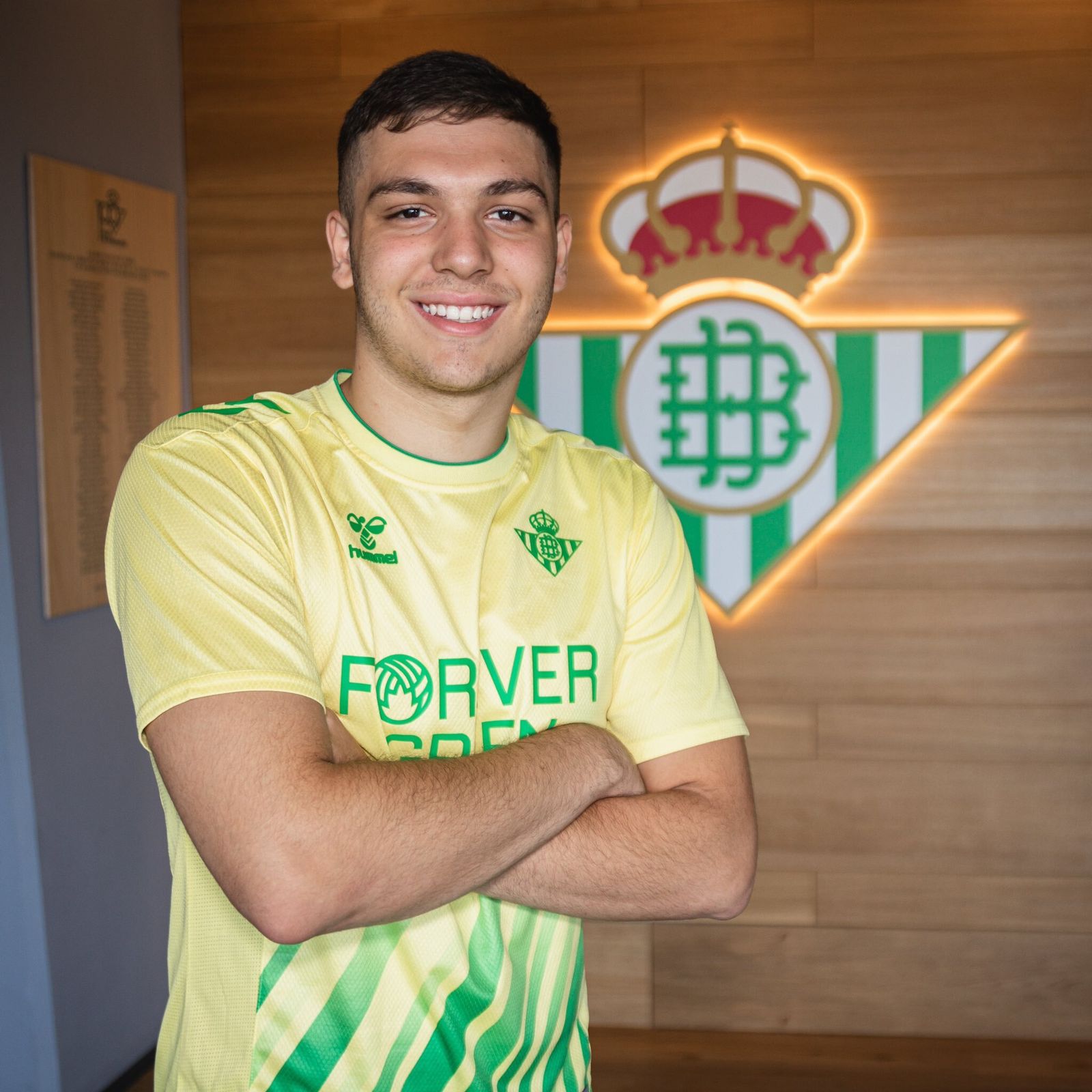 Gonzalo Starna posa con su nueva camiseta.