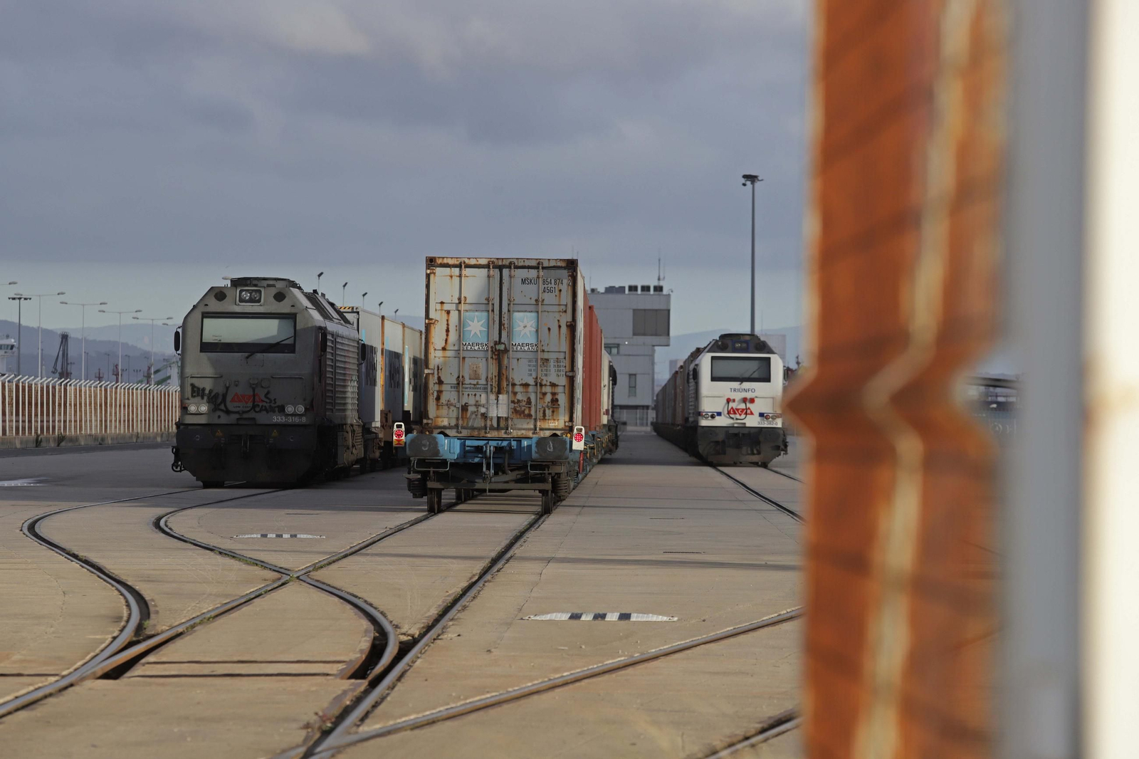 Tres trenes en el interior del Puerto de Algeciras.