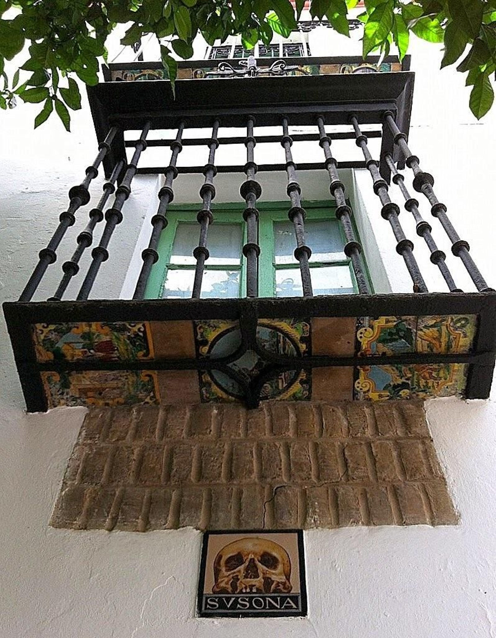 Balcón+azulejo calavera
