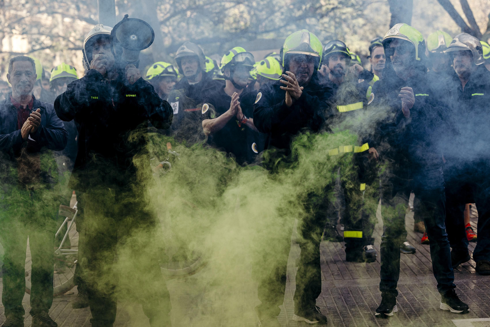 Imágenes de la protesta de los bomberos en la diputación de Cádiz.