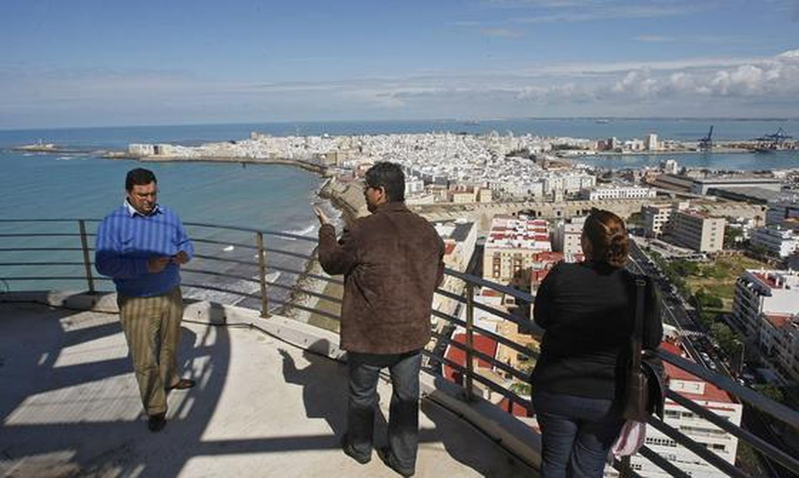 Una visita a lo alto del Pirulí ofrece una singular vista Cádiz. 

Foto: Jose Braza