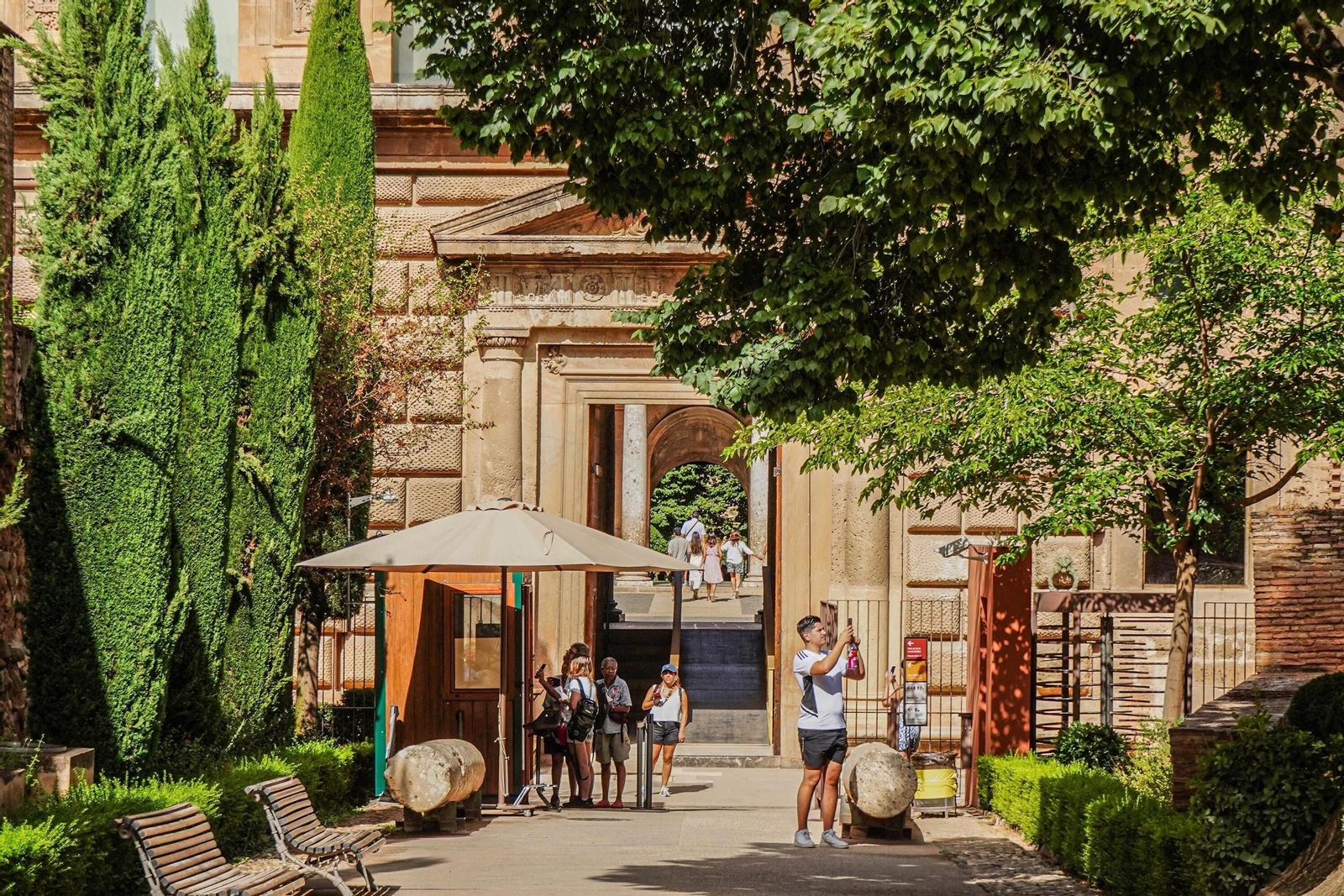 Un grupo de turistas a la entrada de los Jardines del Partal.
