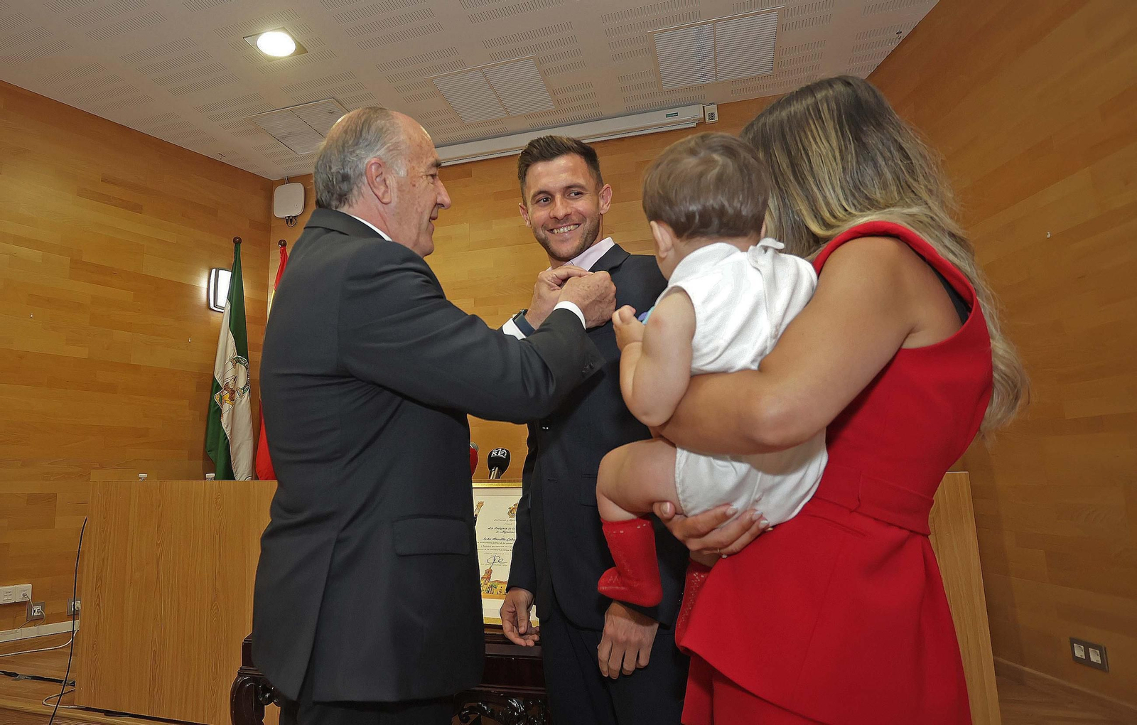 El acto de imposición de la insignia de la ciudad de Algeciras a Iván Turrillo, en imágenes