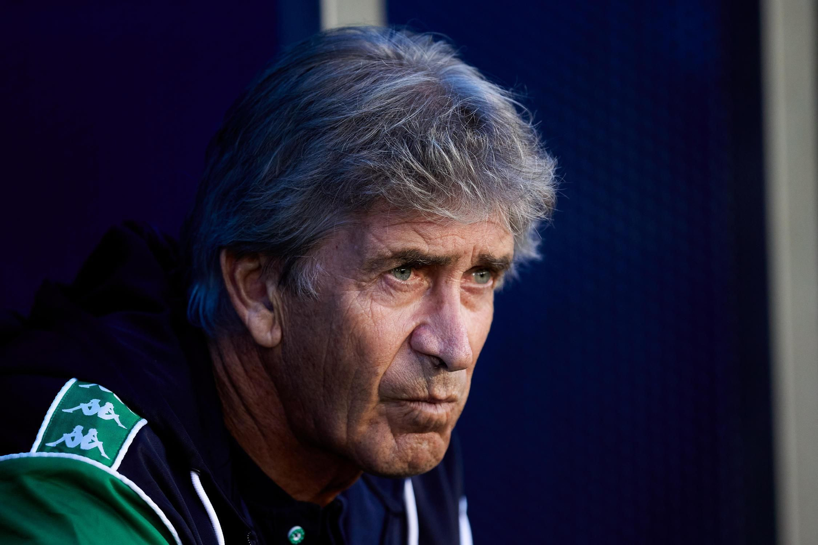 Manuel Pellegrini, concentrado, antes del inicio de un partido de la presente temporada.