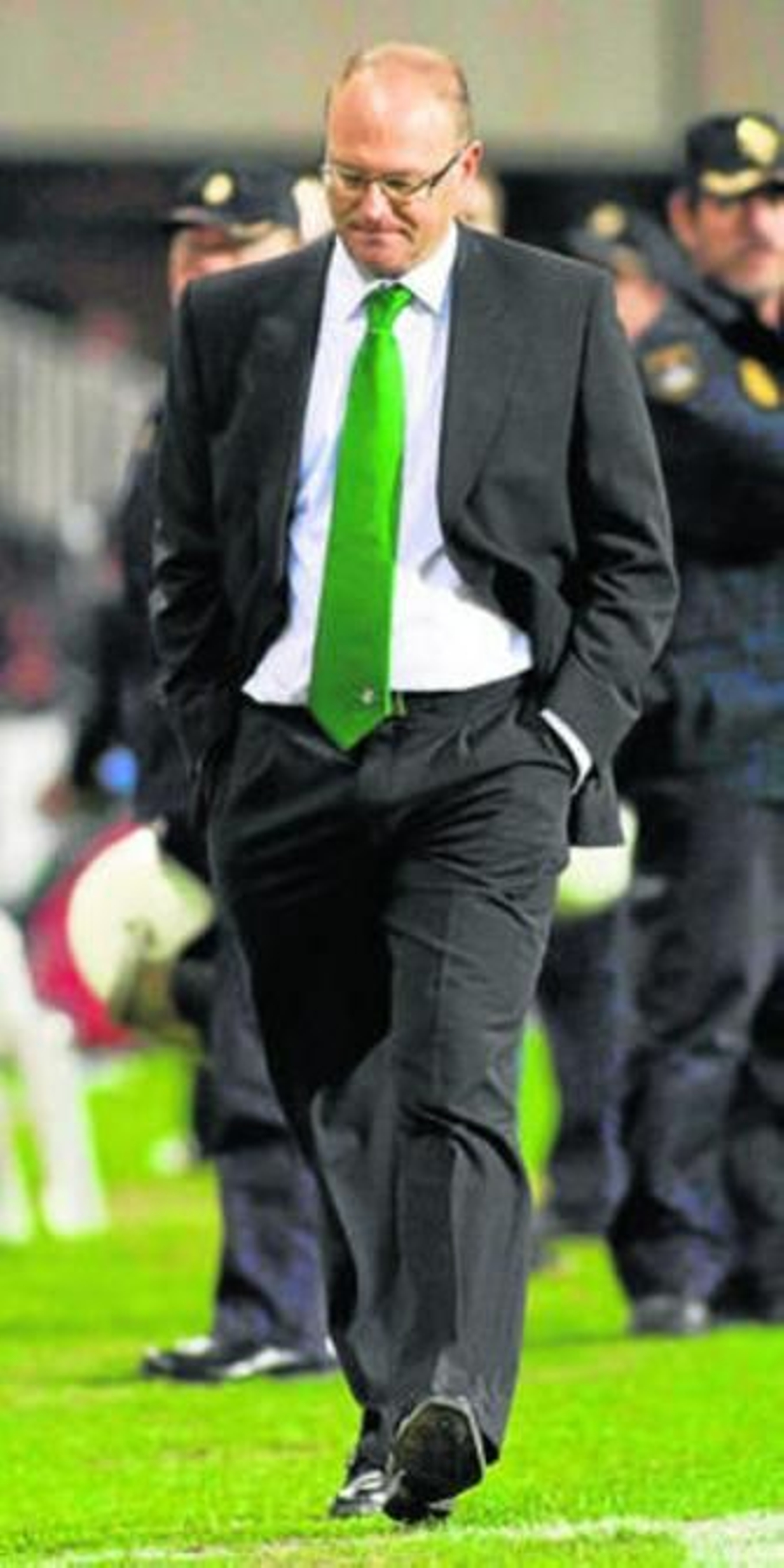 Pepe Mel, cabizbajo en el área técnica.