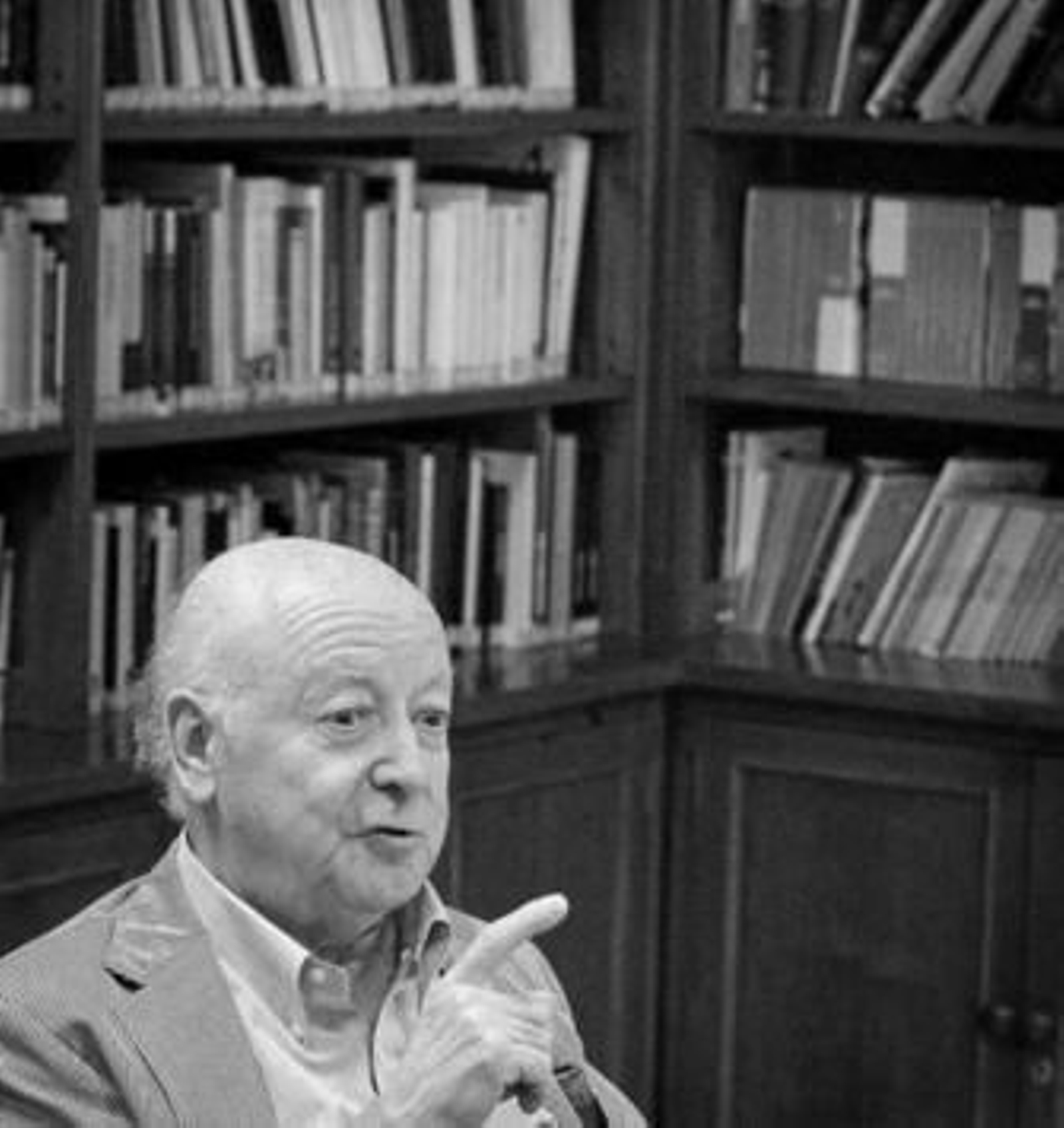 Jorge Edwards, ayer, en la biblioteca de la Fundación Caballero Bonald, durante la entrevista.