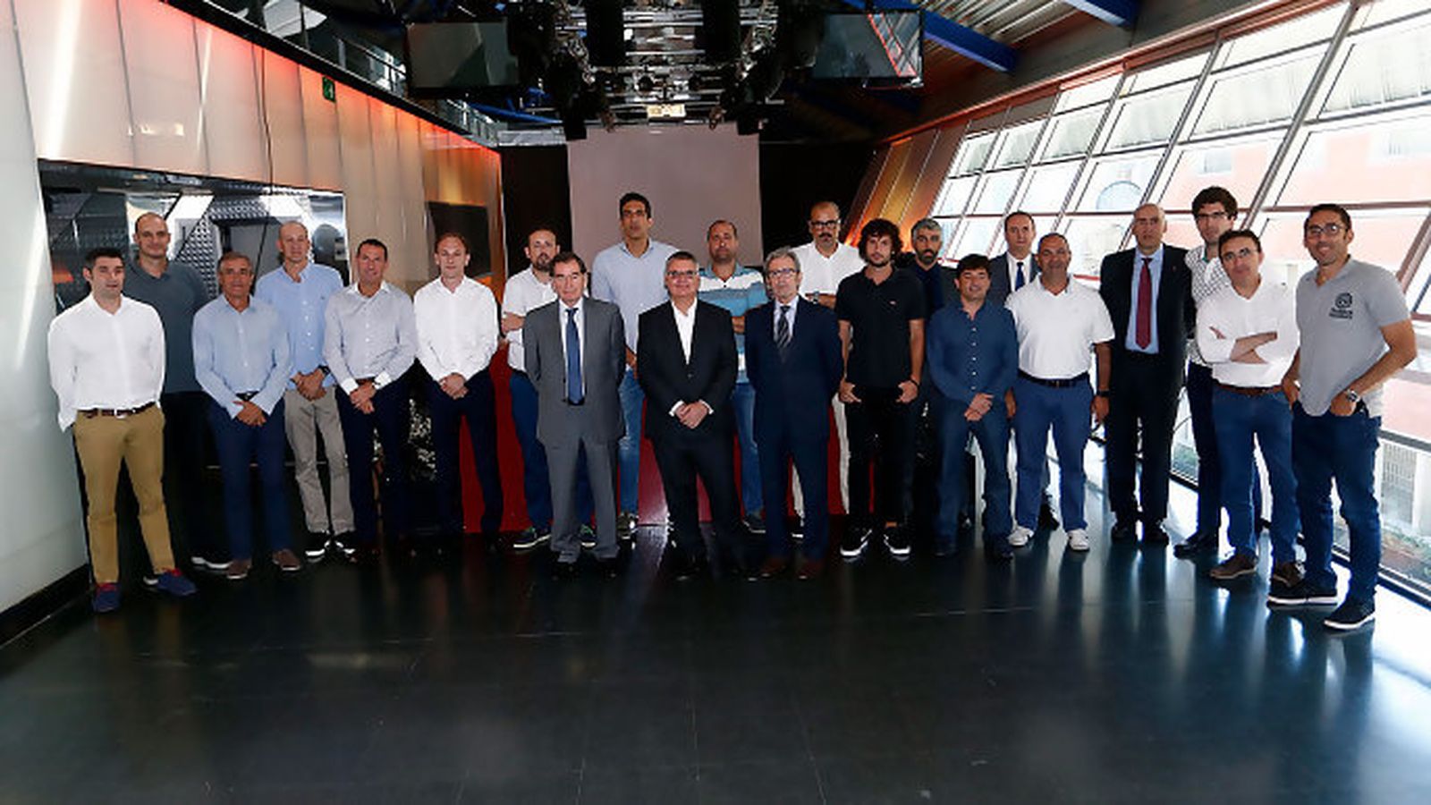 Reunión entre árbitros, técnicos y directores deportivos.