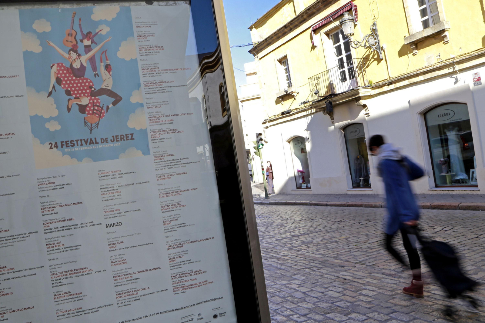 Un joven pasa ayer ante un cartel anunciador del XXIV Festival de Jerez ubicado ante el Villamarta.