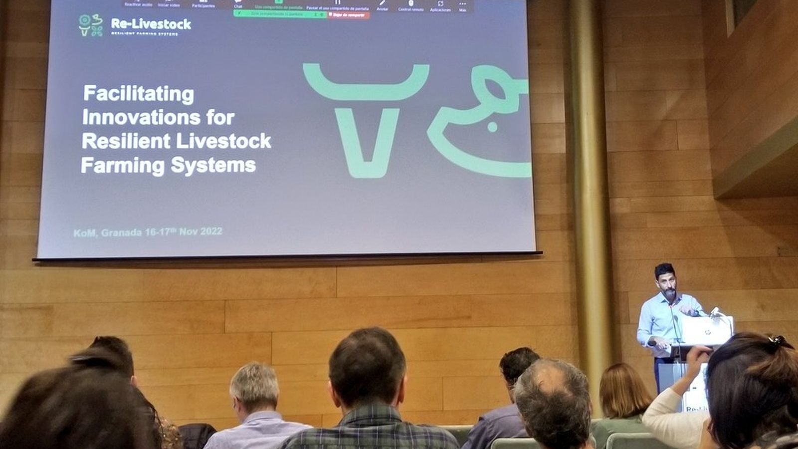 El coordinador del proyecto, David Yáñez-Ruiz durante una de sus conferencias.