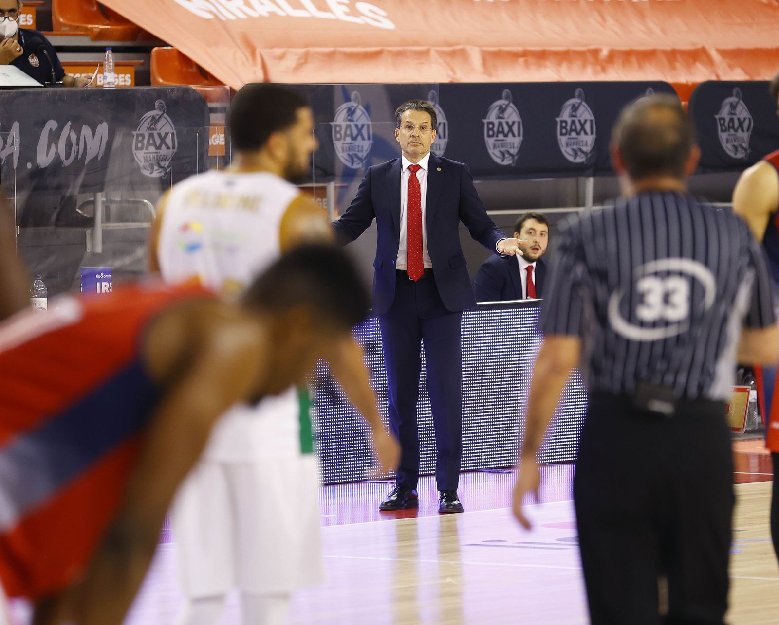 Pedro Martínez protesta a los colegiados en el partido de la primera vuelta ante el Betis.