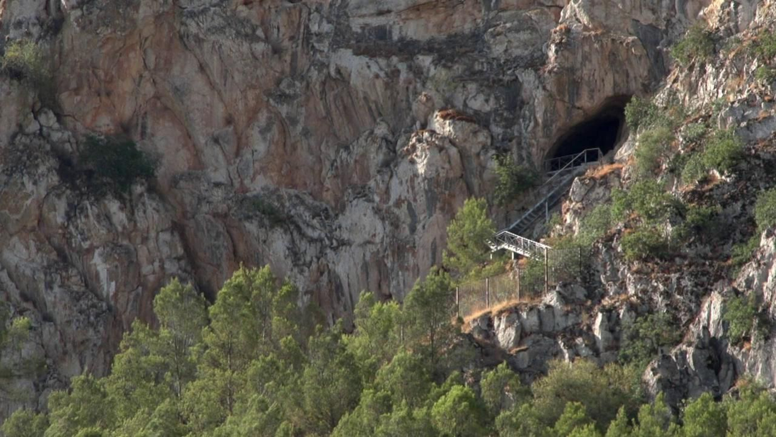 Acceso a la Cueva de Belda.