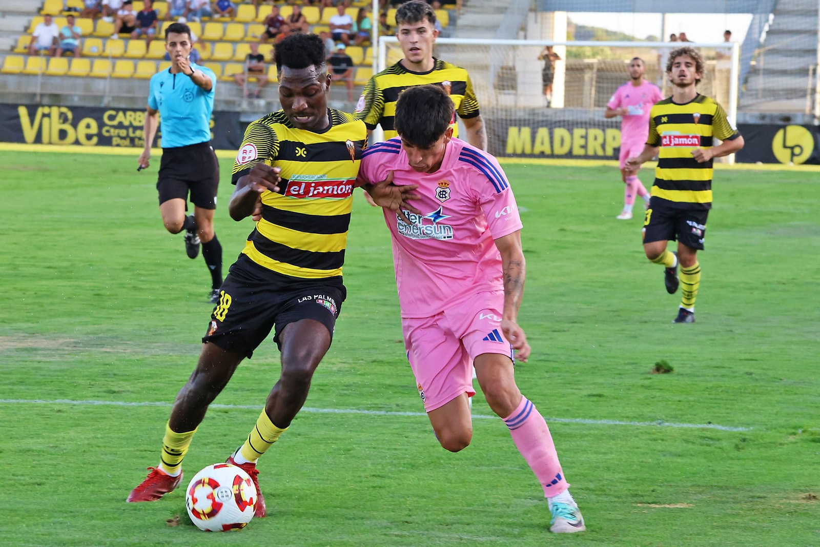 Paolo pugna con un jugador del San Roque de Lepe.