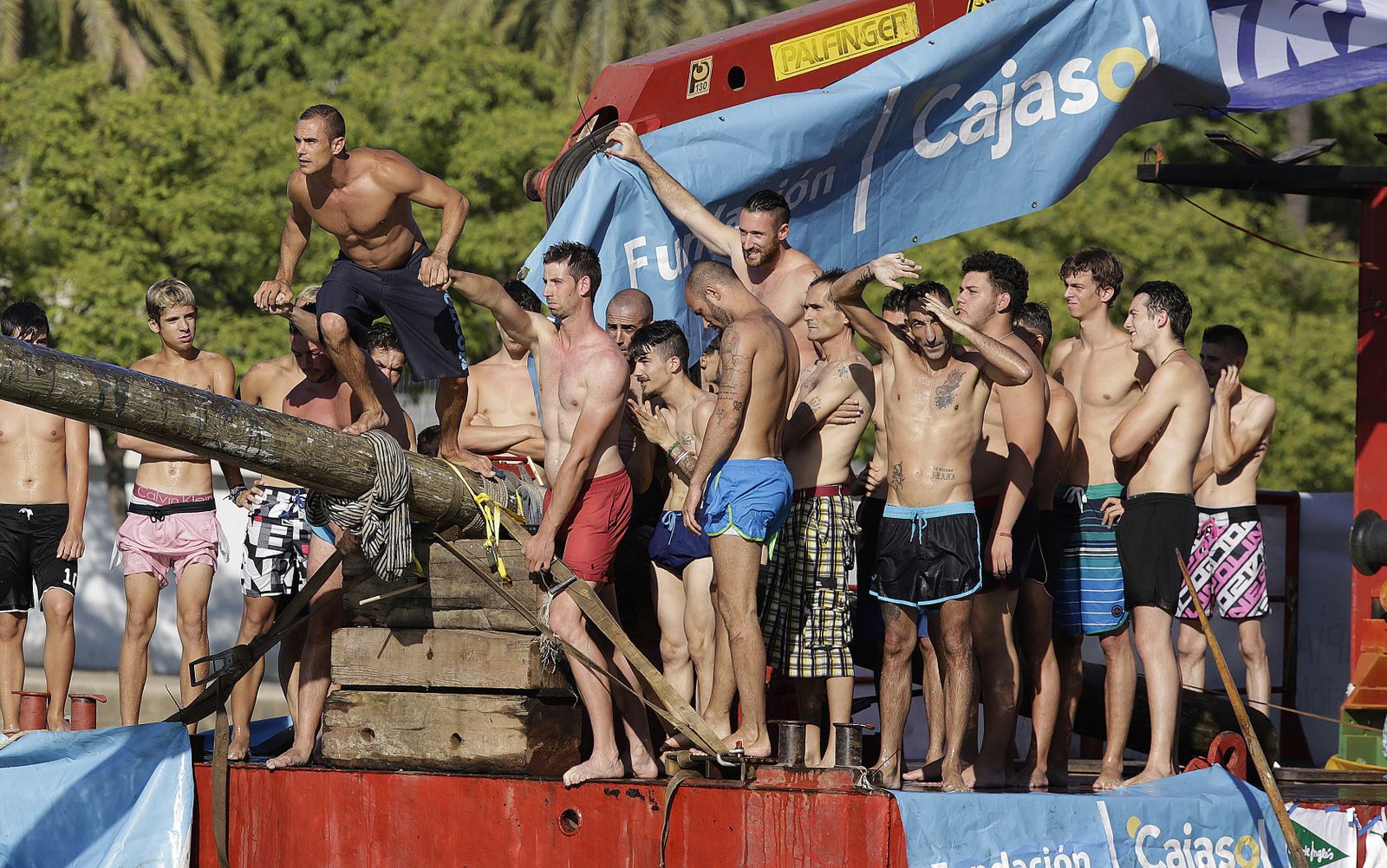 La cucaña de la Velá de Triana, en imágenes