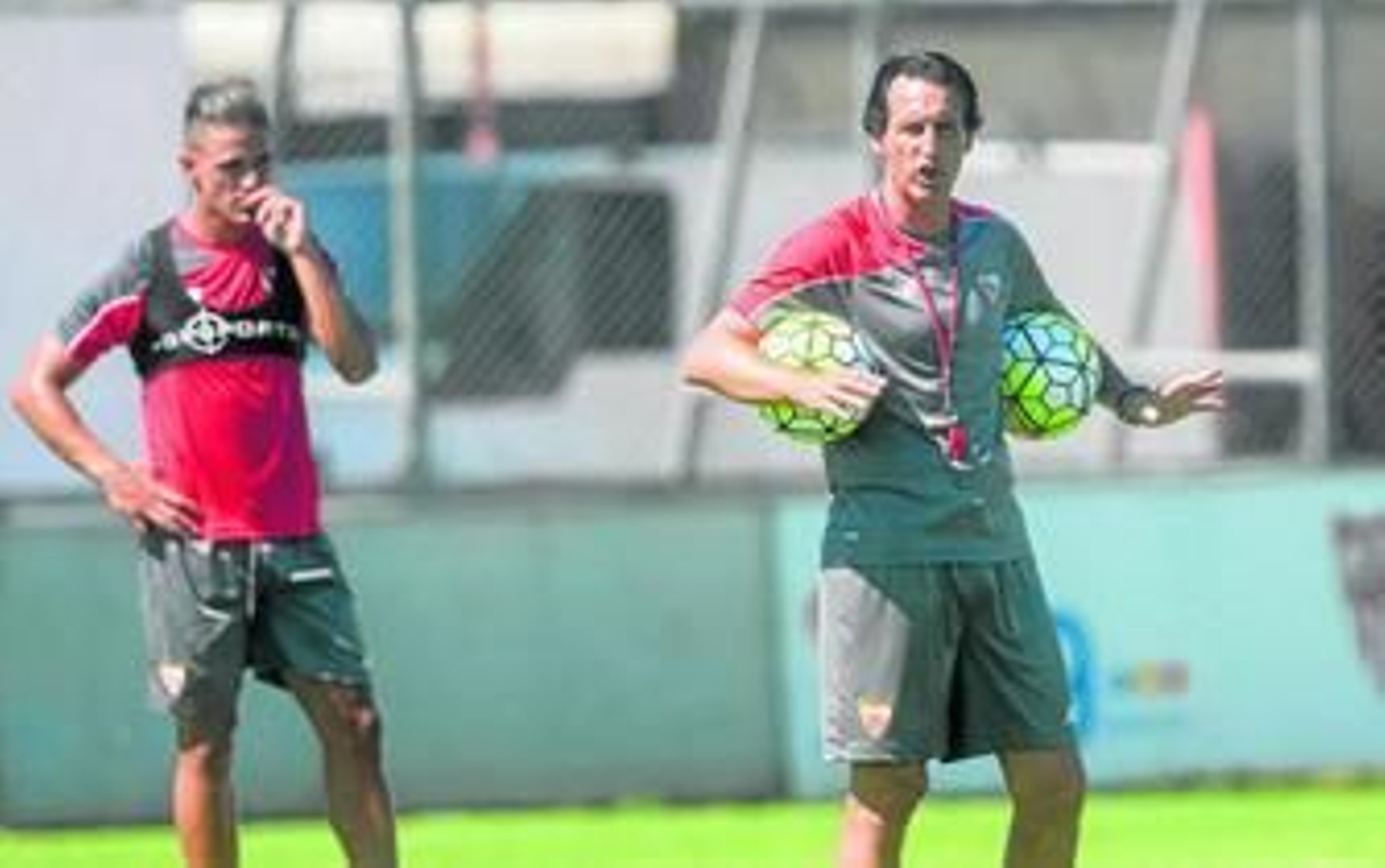 Kakuta, Llorente, Kolodziejczak y N'Zonzi tocan balón.