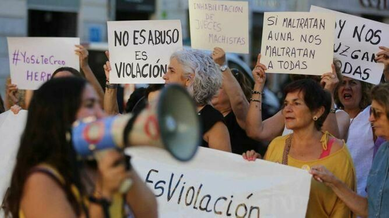 Manifestantes en la plaza de la Constitución al conocer la sentencia de La Manada