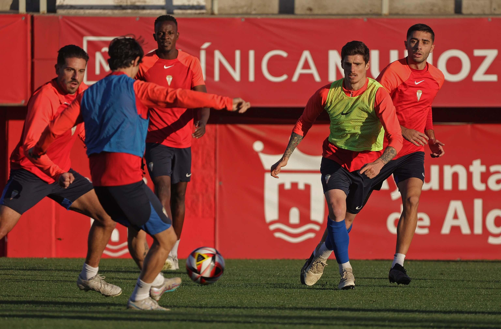 La vuelta a los entrenamientos del Algeciras después del descanso de Navidad, en imágenes