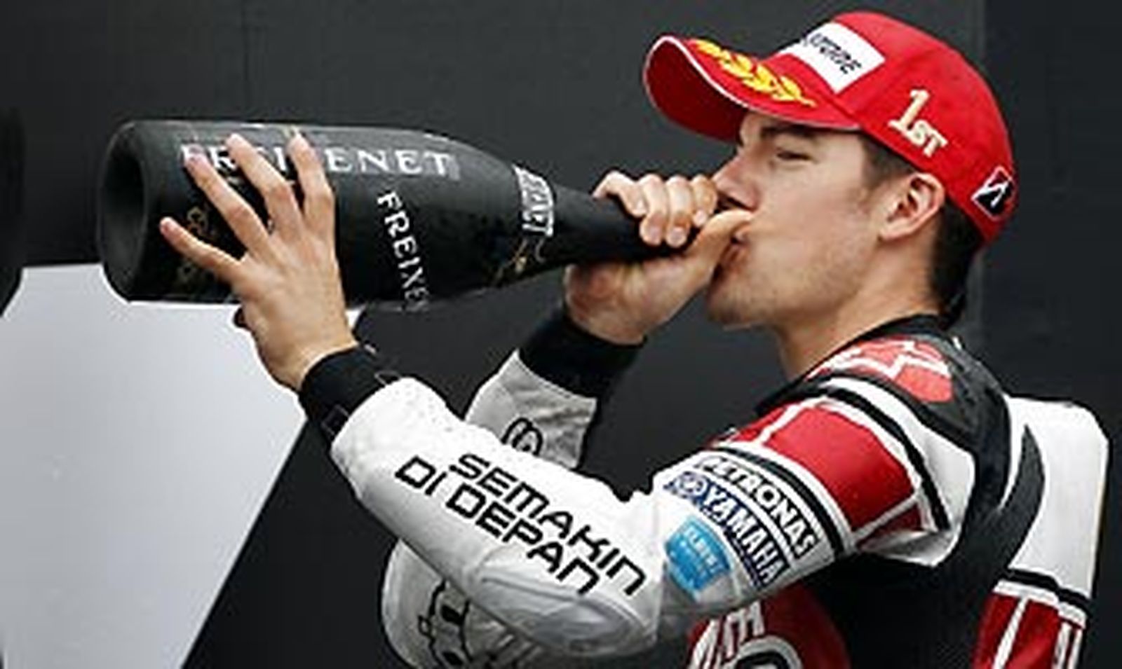 Ben Spies celebra su victoria en el Gran Premio de Holanda de MotoGP.

Foto: Reuters