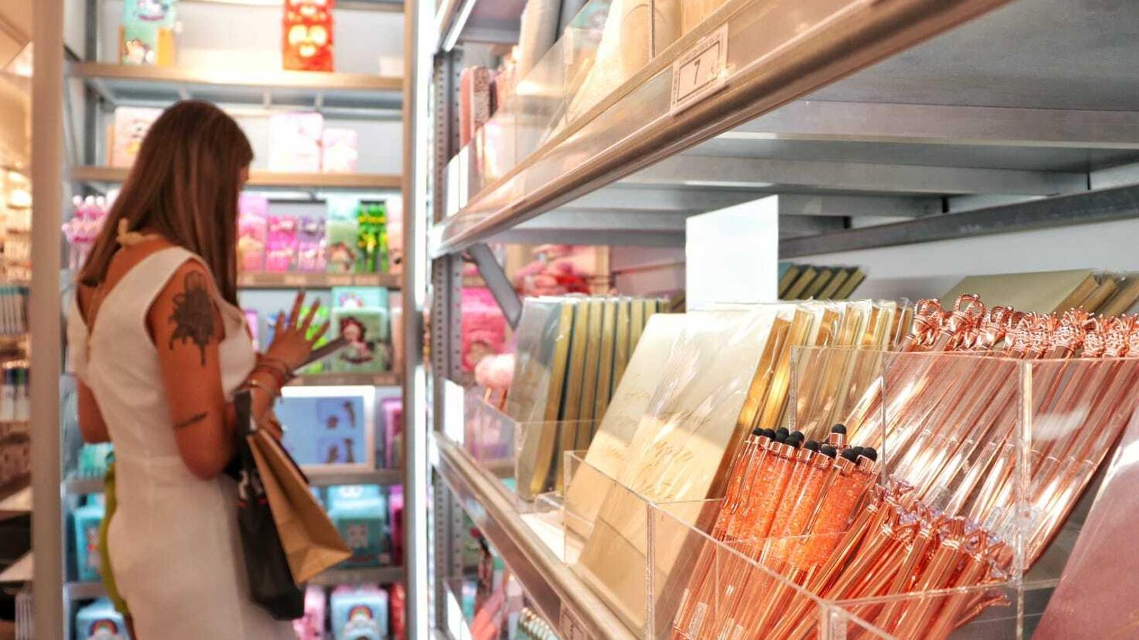 Una mujer comprando material escolar. Una mujer comprando material escolar.