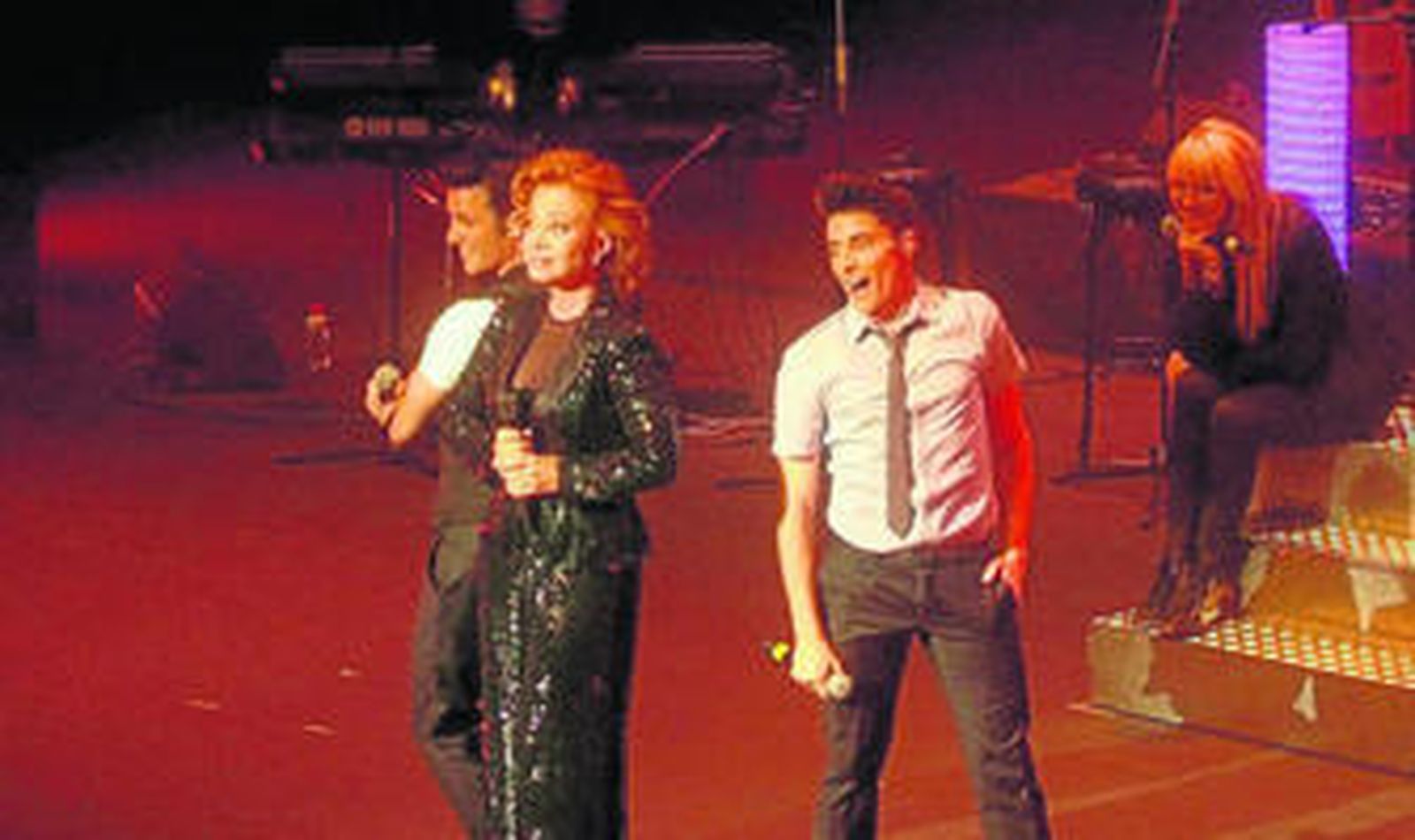 La cantante volvió a demostrar que a sus 63 años posee una voz cálida y portentosa, que hizo levantar al público de sus asientos.