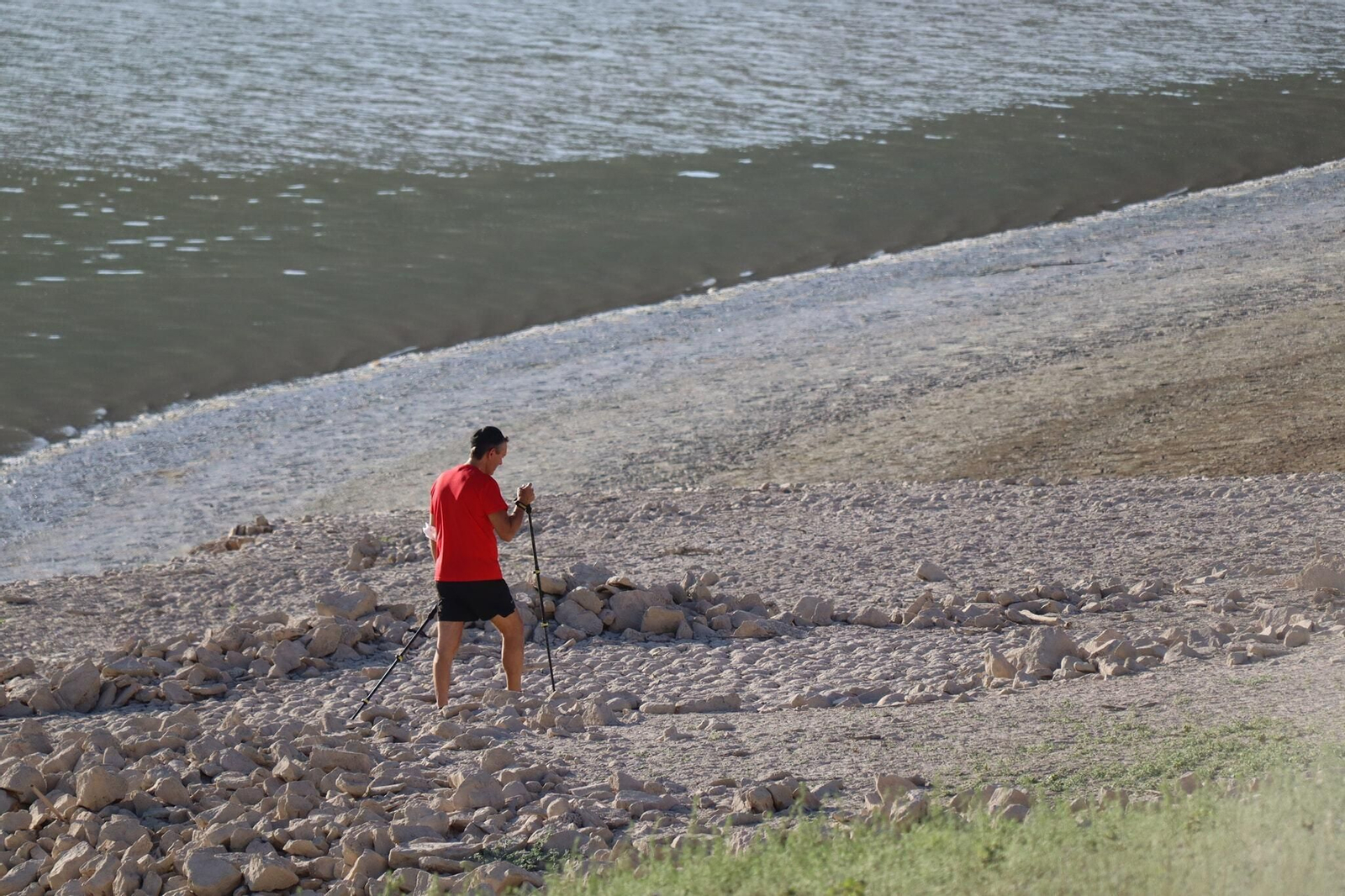 Un recorrido en fotografías por las ruinas que afloran en el pantano de Iznájar