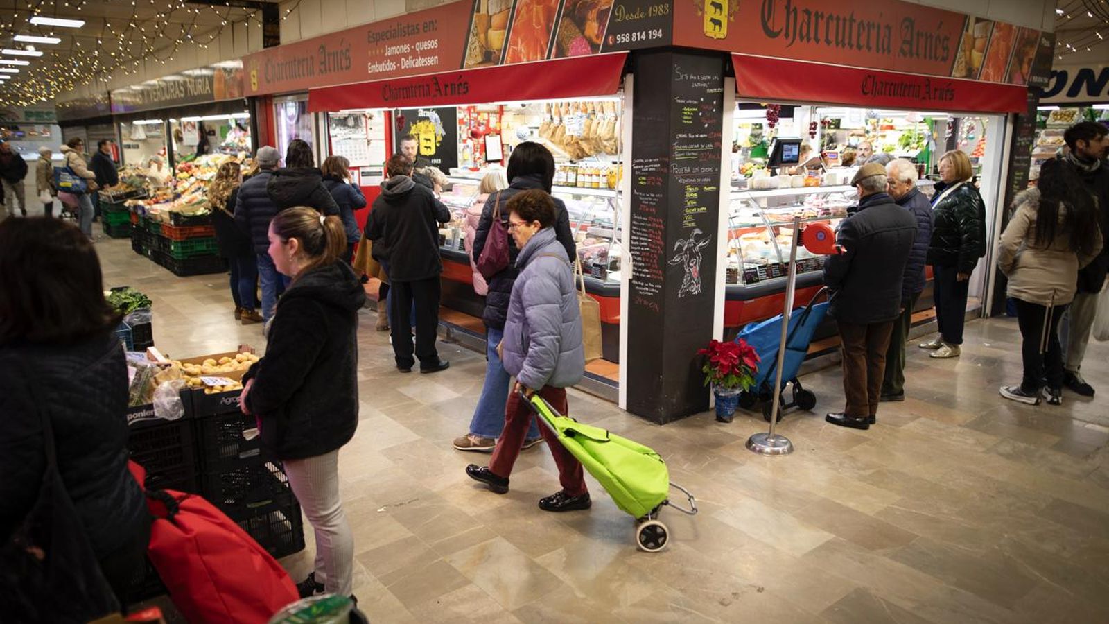 Multitud de personas han pasado por los puestos