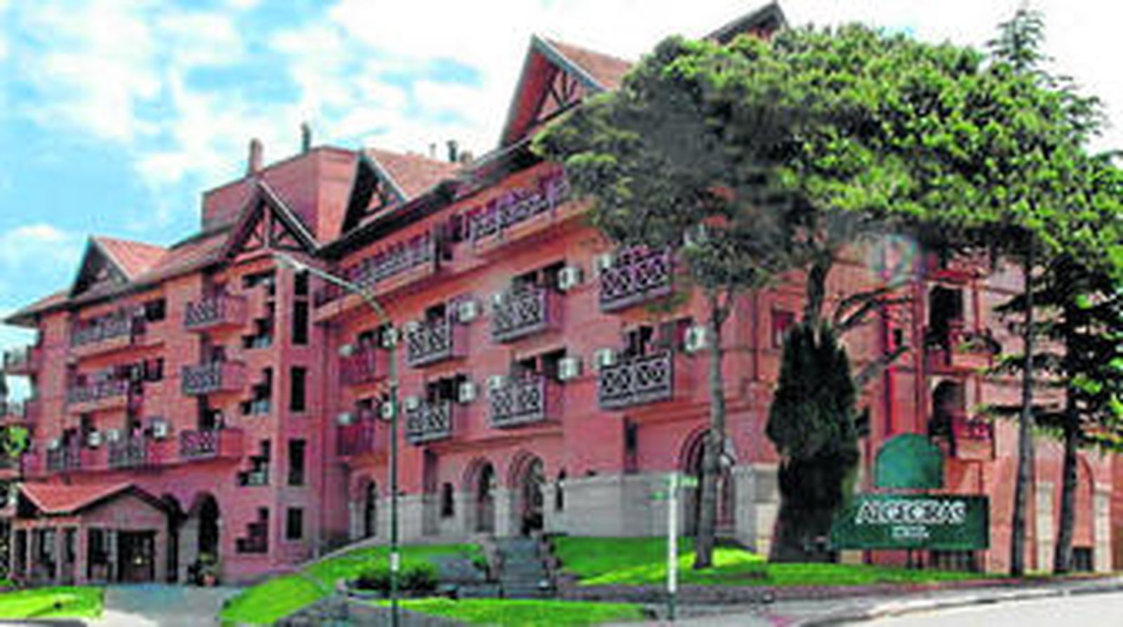 Imagen de la fachada del hotel Algeciras y de otra de las dependencias exteriores.