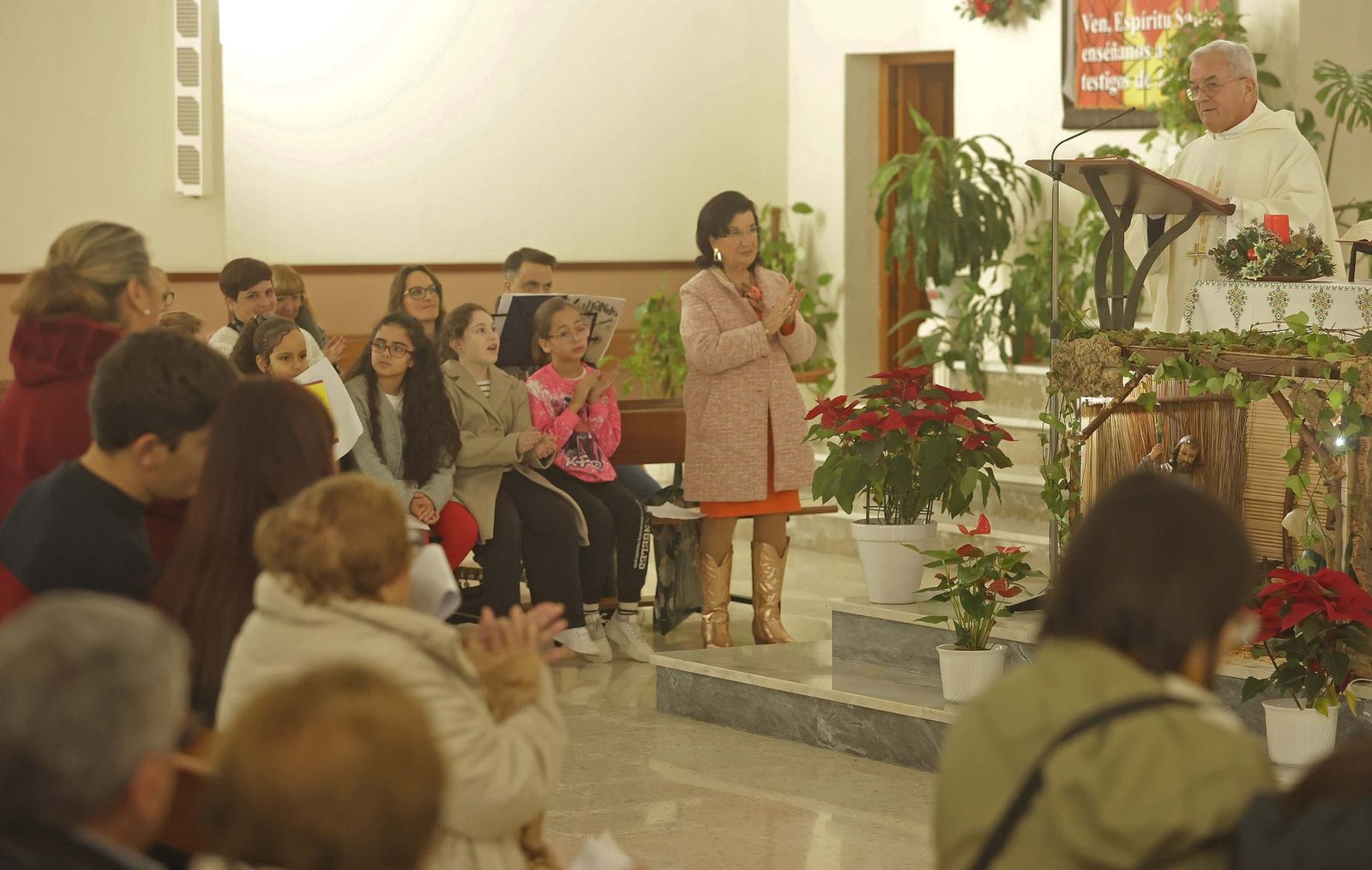 Fotos de la misa conmemorativa de los 50 años de dedicación del padre Pedro a la parroquia y al barrio de La Piñera